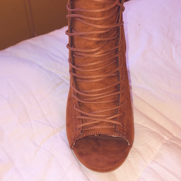 🍁Lace Up Heeled Booties🍁 - Picture 2 of 3